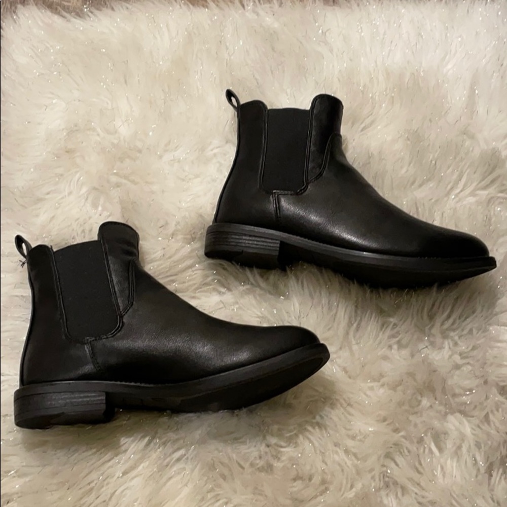 Chelsea black fur boots